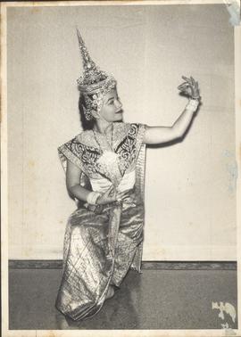 Anne Baxter ดาราดัง Hollywood แต่งตัวในชุด "นาง" ที่ผกาวลี