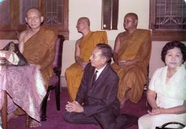 อ.ประสิทธิ์ และ อ.ลัดดา กราบพระสังฆราชที่วัดบวรนิเวศฯ