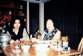 ภาพถ่ายอาจารย์ลัดดา (สารตายน) ศิลปบรรเลง ขณะรับประทานอาหาร