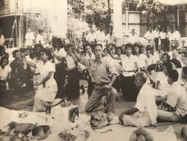 บรรยากาศที่บ้านบาตรในพิธีไหว้ครู ช่วงรำถวายมือ