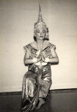 Anne Baxter ดาราดัง Hollywood แต่งตัวในชุด "นาง" ที่ผกาวลี