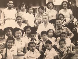 หลวงประดิษฐไพเราะกับครอบครัวทั้งหมดในวันครบรอบแต่งงาน 50 ปี