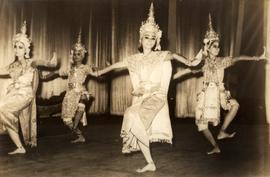 การแสดงของคณะนาฏศิลป์ไทย โรงเรียนผกาวลีนาฏดุริยางค์