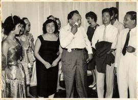 ภาพถ่าย อ.ลัดดา และ อ.ประสิทธิ์ ขณะต้อนรับนักแสดงชาย EDWARD G ROBINSON ที่เข้ามาชมการแสดงนาฎศิลป์...